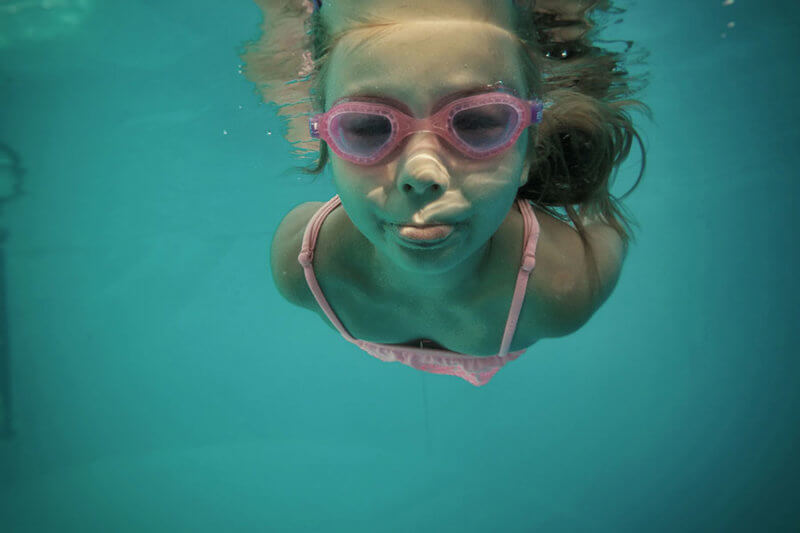 piscine et nombreux lacs de baignade a la bresse