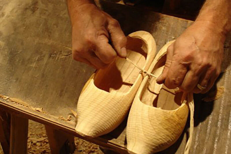 fabrication des sabots à la saboterie a 1 km du couaroge